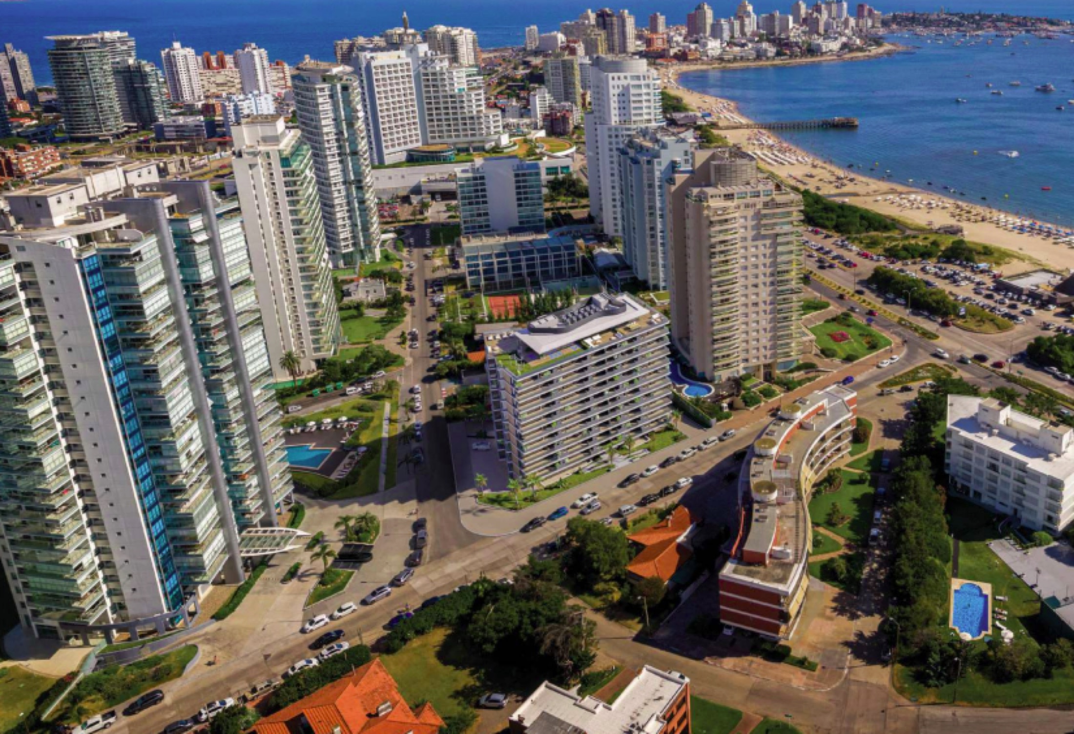 Playa Mansa y la Península, a pasos